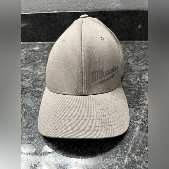 Milwaukee Tools Fitted Flexfit Hat Cap Size S - M Gray RN 150428 - Picture 1 of 6